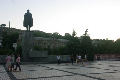 Памятник В,И.Ленину в самом центре Керчи. Стоит себе спокойно и никому не мешает...